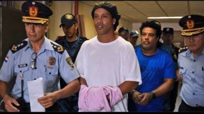 Παραμένει στην φυλακή ο Ροναλντίνιο - Ερευνάται ο λόγος που βρέθηκε στην Παραγουάη
