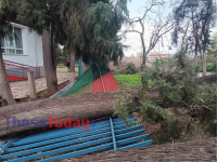 Θεσσαλονίκη: Οι άνεμοι ξήλωσαν καγκελόπορτα σχολείου (εικόνες)