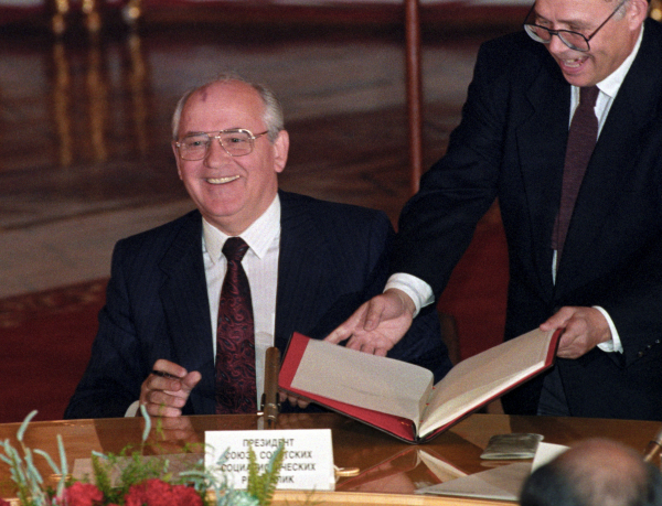 Συγκίνηση για τον θάνατο του Γκορμπατσόφ: Ποιος ήταν ο ηγέτης της ΕΣΣΔ που «γκρέμισε» το Σιδηρούν Παραπέτασμα