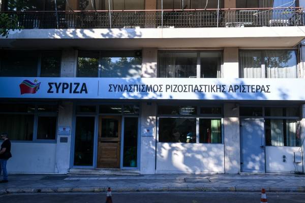 ΣΥΡΙΖΑ: Ομολογία αποτυχίας, με «ανεμελιά away» είναι επικίνδυνοι για τη δημόσια υγεία