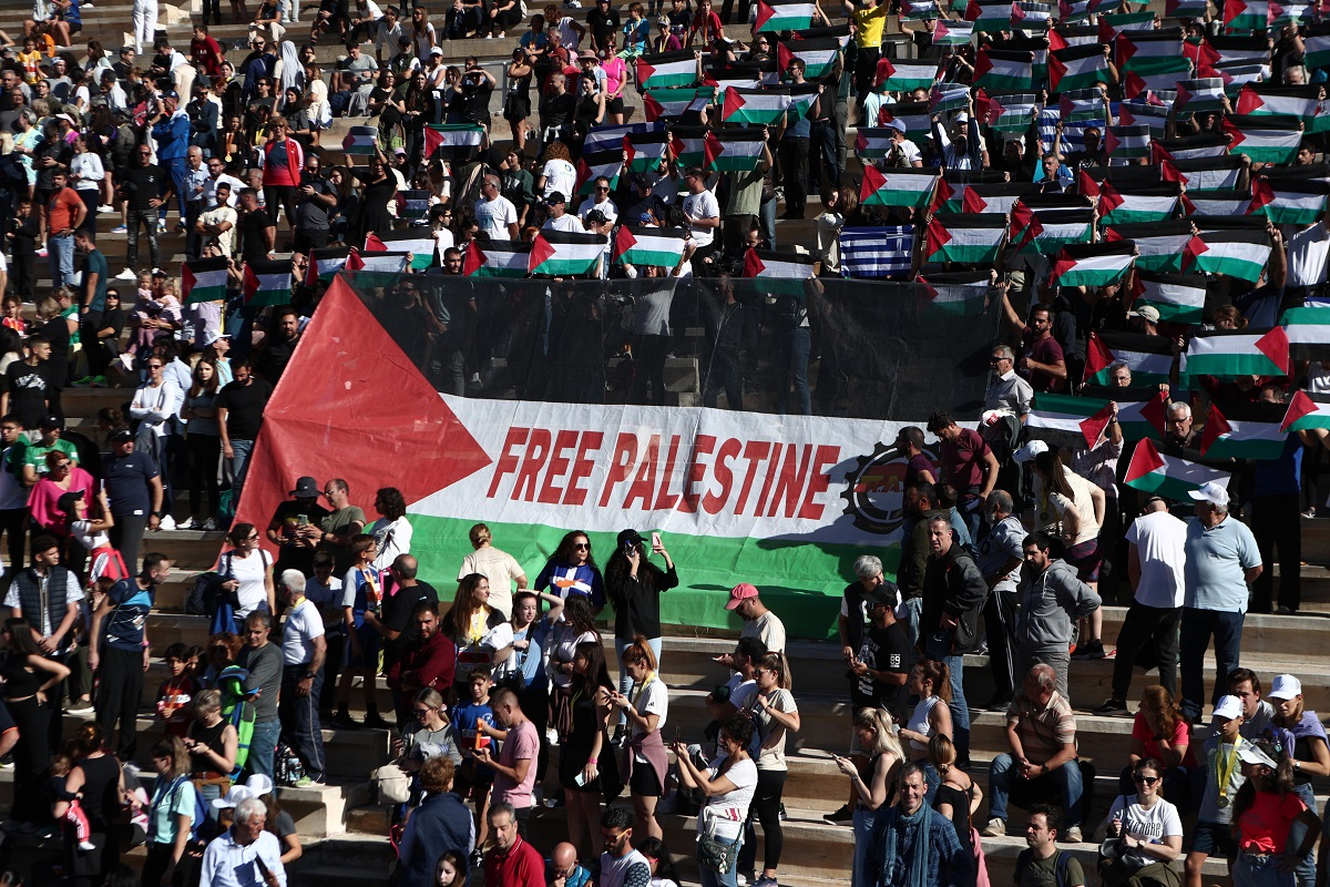 Καλλιμάρμαρο:Ύψωσαν παλαιστινιακές σημαίες για ένδειξη αλληλεγγύης στον παλαιστινιακό λαό