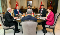Τουρκία: Απείλησε να φύγει από τη συνάντηση των έξι η Ακσενέρ