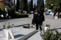 Νίκος Ανδρουλάκης: Με ένα λευκό τριαντάφυλλο στον τάφο της Φώφης Γεννηματά