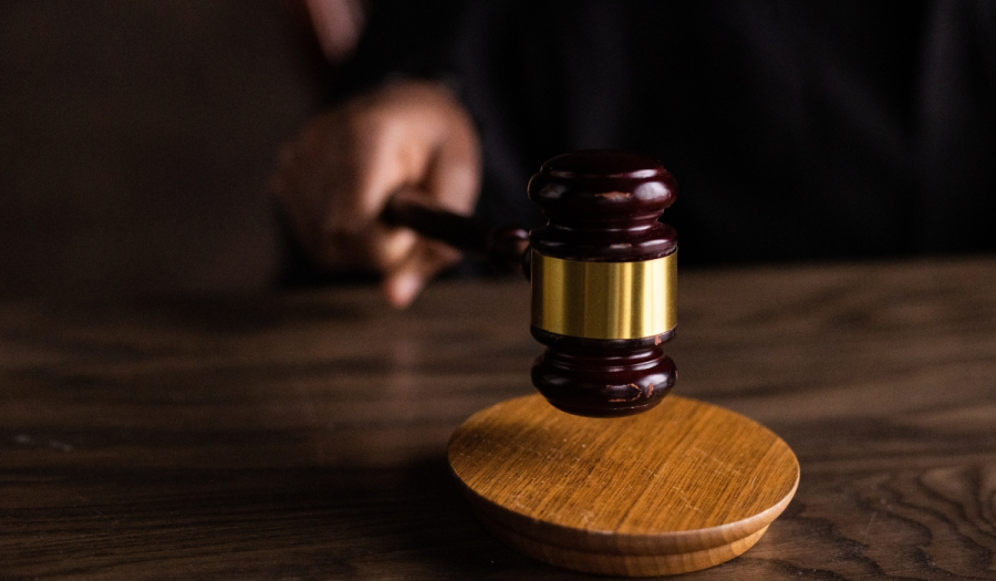 Δολοφονία στην Αγία Βαρβάρα: Διακόπηκε η δίκη λόγω κορονοϊού - Η κατηγορούμενη δεν είχε κάνει τεστ