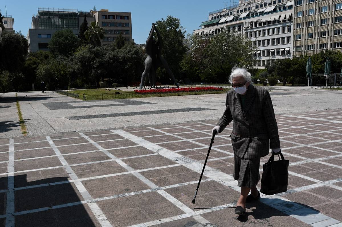 Κορονοϊός: SMS στο 13033 για ηλικιωμένους στα νέα μέτρα - Αθήνα και Θεσσαλονίκη φοβίζουν τους λοιμωξιολόγους