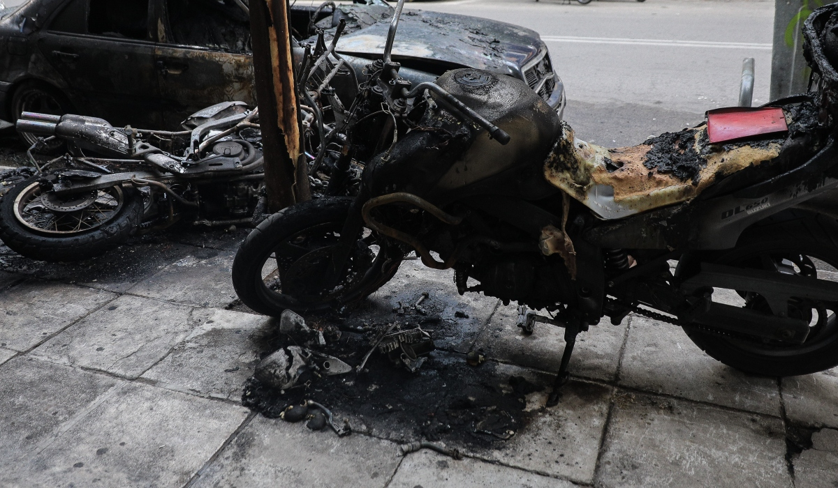 Κυψέλη: Εμπρηστική επίθεση σε μοτοσυκλέτες - Ζημιές σε πολυκατοικία