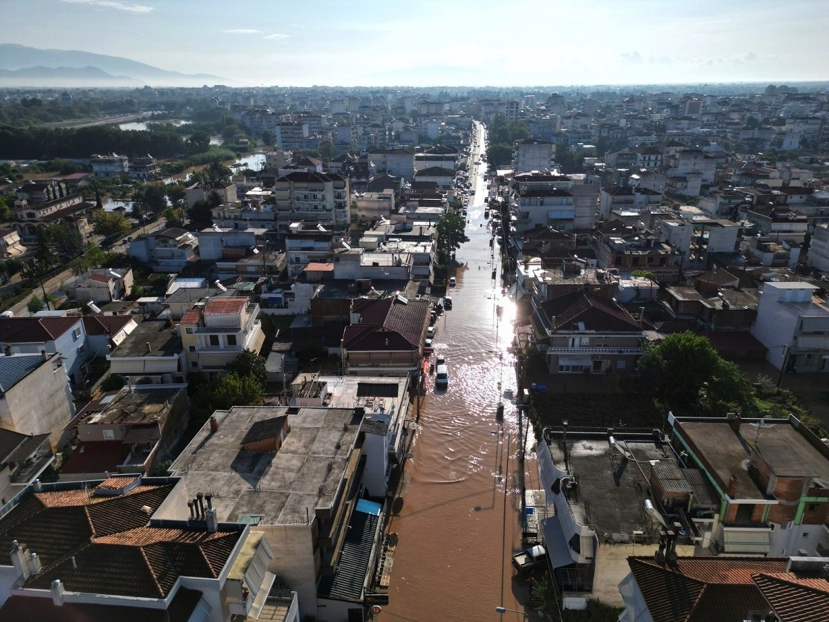 Θεσσαλία: Ανησυχία για τα χωριά σε Καρδίτσα και Τρίκαλα – Πλημμύρισαν τα προάστια της Λάρισας