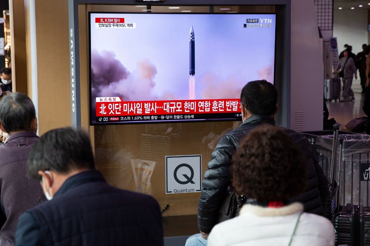 Με το χέρι στο κουμπί ο Κιμ: Εκτόξευσε πύραυλο ICBM - Για αποτυχία, μιλά η Νότια Κορέα