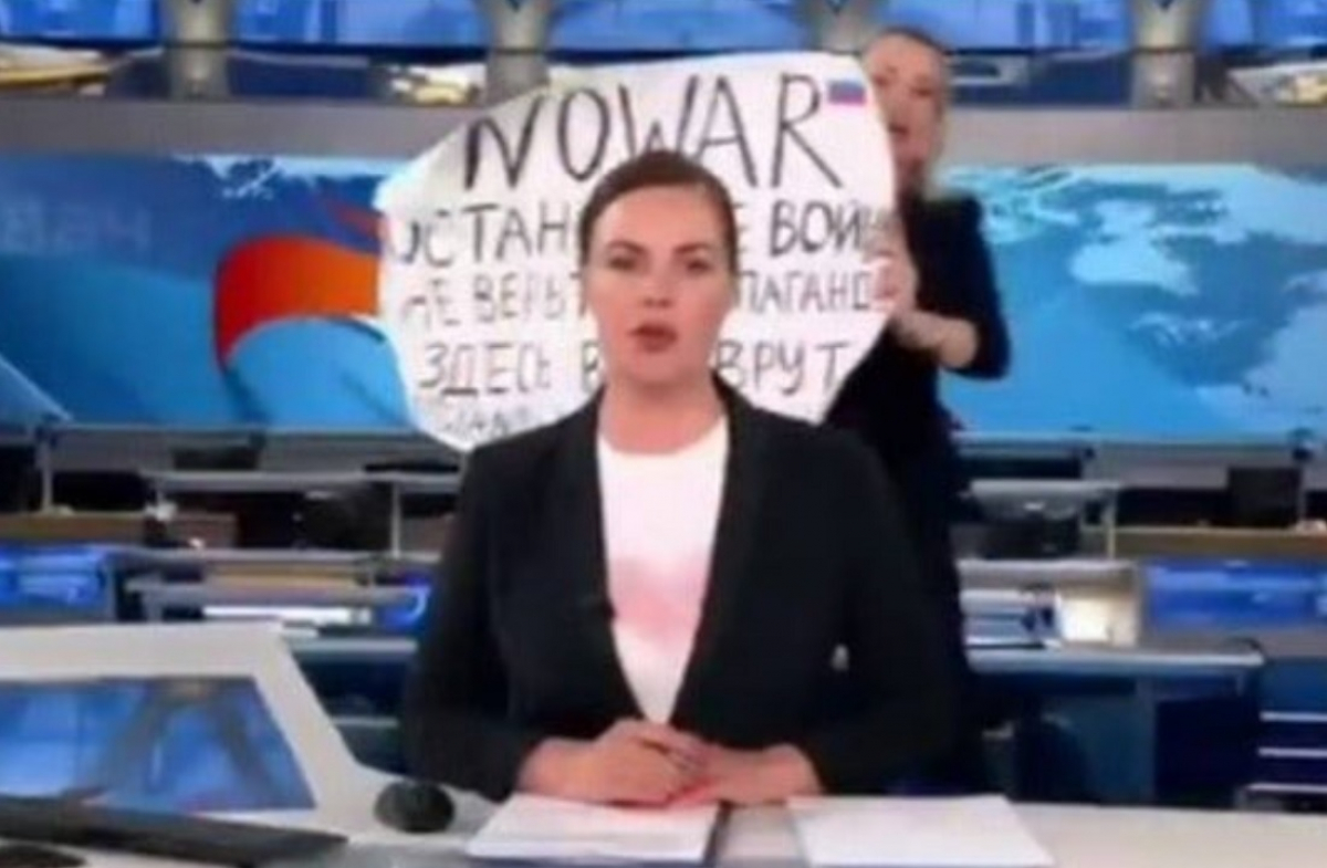 Ρωσία: Διαδηλώτρια διέκοψε δελτίο ειδήσεων - «Μην πιστεύετε στην προπαγάνδα» (ΒΙΝΤΕΟ)