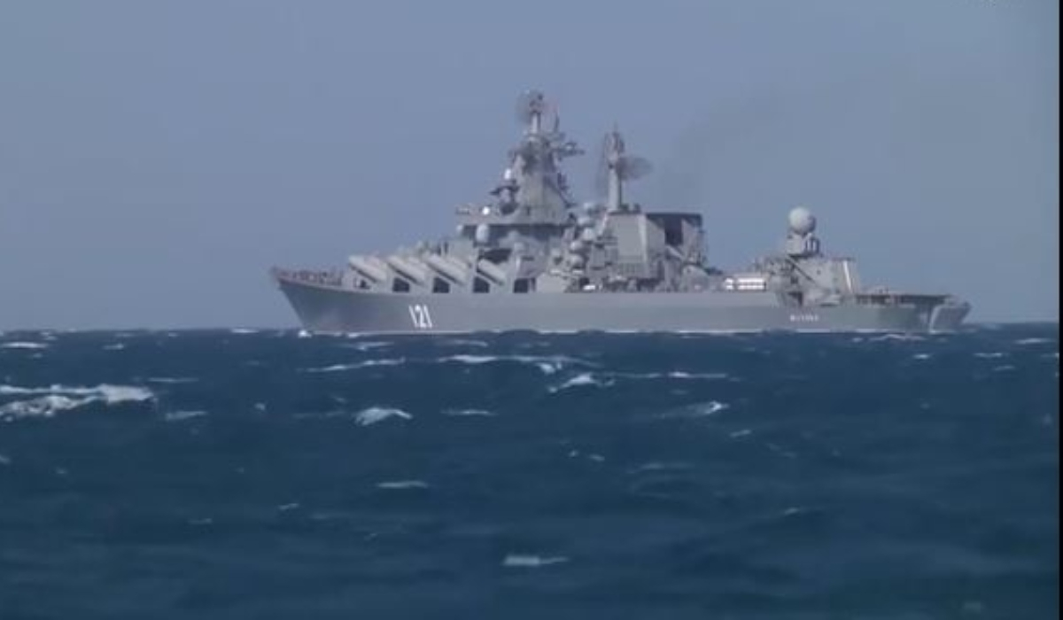 Άγνωστη η τύχη της ναυαρχίδας του ρωσικού στόλου: Γιατί μία ουκρανική επίθεση έχει συμβολική αξία