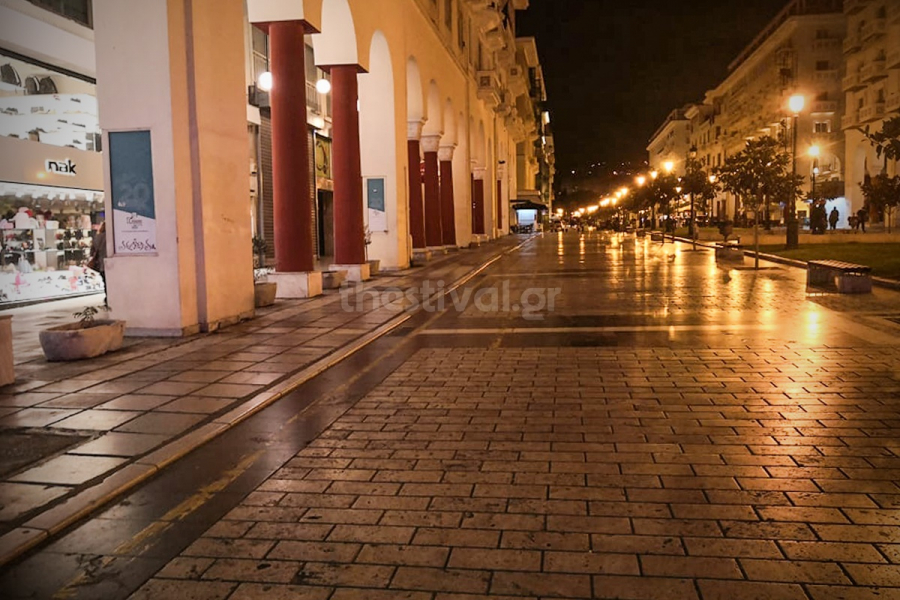Θεσσαλονίκη: Έρημη πόλη την πρώτη νύχτα του lockdown (φωτό) - 100% πληρότητα στις ΜΕΘ