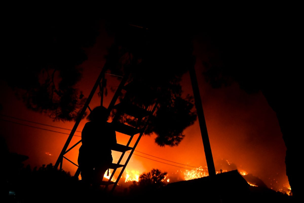 Εφιάλτης δίχως τέλος με τις φωτιές σε Ρόδο, Κάρυστο, Κέρκυρα - Νύχτα τρόμου με τις αναζωπυρώσεις