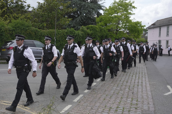 Βρετανία: Αστυνομικοί καταθέτουν τα όπλα τους γαι να στηρίξουν συνάδελφο τους που διώκεται για φόνο