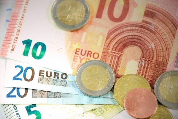 Κρατικό «Δώρο» 67-100 € για αναστολή σύμβασης και 200-400 € για το Ελάχιστο Εγγυημένο Εισόδημα