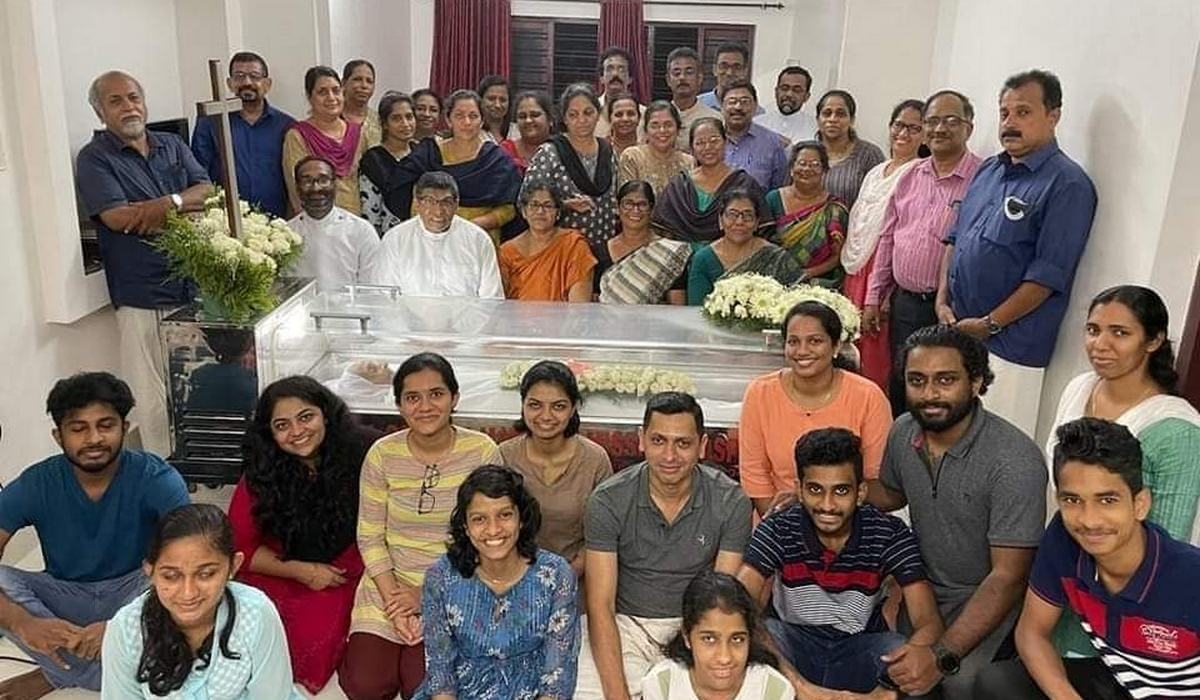 Ινδία: Kηδεία με όλα τα πρόσωπα να χαμογελούν - Η φωτογραφία που έγινε viral