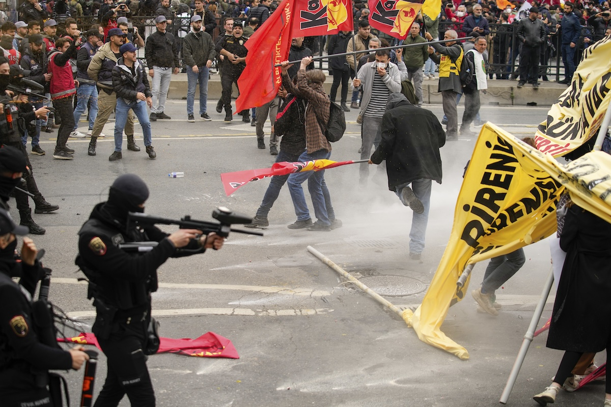 Τουρκία: Επεισόδια στην πορεία για την Πρωτομαγιά – Τουλάχιστον 210 συλλήψεις στην Κωνσταντινούπολη