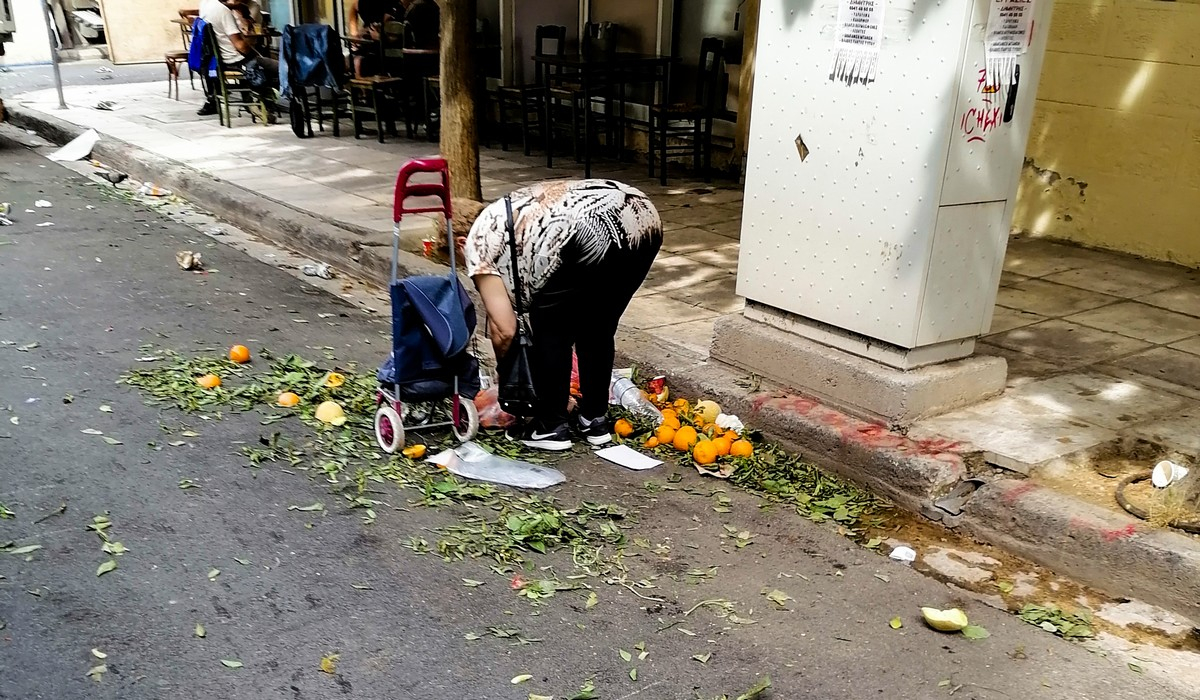 Νέος Κόσμος: Πολίτες μαζεύουν ό,τι βρουν στα σκουπίδια με το τέλος της λαϊκής (Θλιβερές Εικόνες)