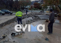 Βιβλική καταστροφή στην Εύβοια - Εγκλωβισμένοι σε παραλία τέσσερις άνθρωποι - «Στο ένα μέτρο έφτασε το νερό στα σπίτια»