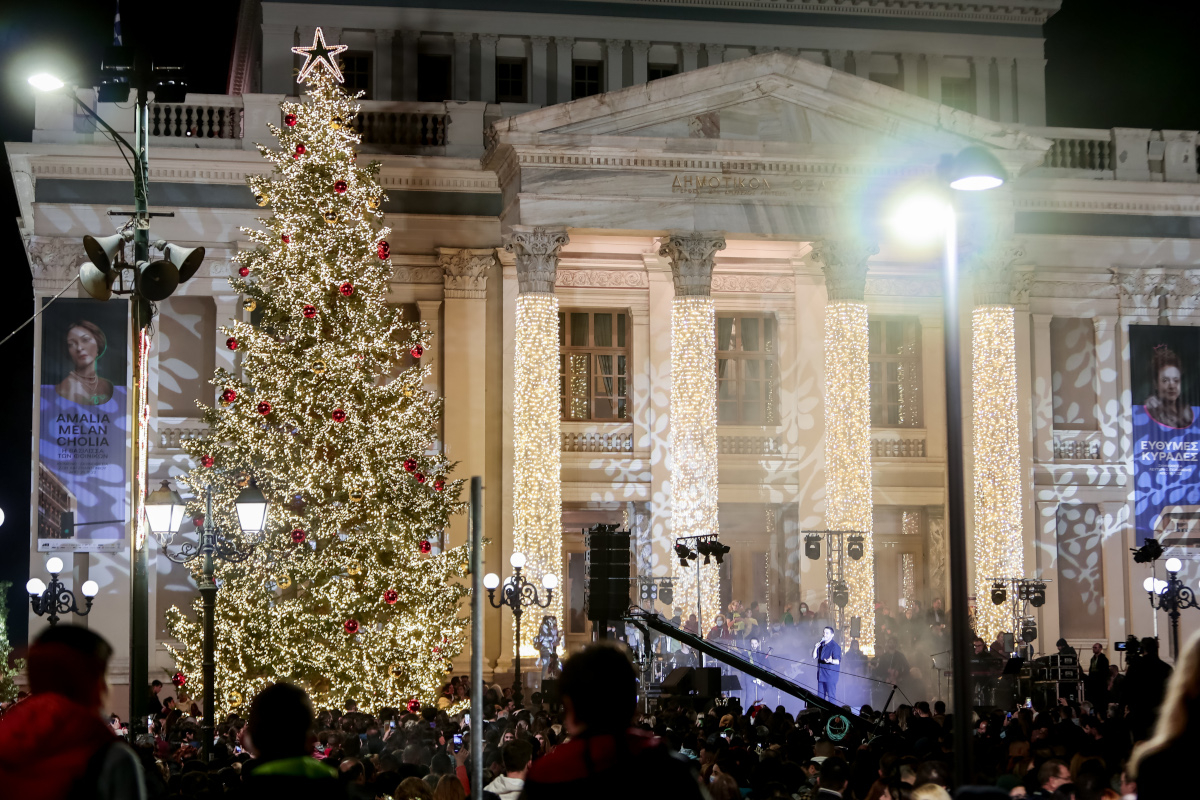 Φωταγωγήθηκε το χριστουγεννιάτικο δέντρο στον Πειραιά με 150.000 λαμπιόνια