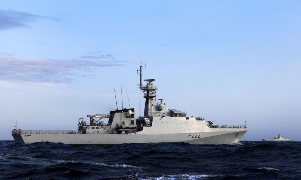 Πολεμικό σκηνικό στη Μάγχη με βρετανικά πολεμικά πλοία και Γάλλους αλιείς
