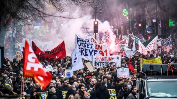 Γαλλία: Εκατοντάδες χιλιάδες διαδηλωτές βγήκαν ξανά στους δρόμους για το συνταξιοδοτικό