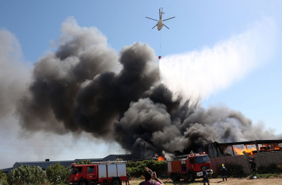 Ηράκλειο: Σε εξέλιξη φωτιά σε εργοστάσιο ξυλείας