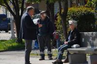 Λαμία: Ο δήμαρχος βγήκε να «μαζέψει» τους ηλικιωμένους από τις πλατείες