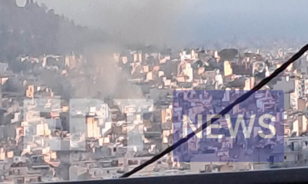Φωτιά τώρα σε πολυκατοικία στο κέντρο της Αθήνας