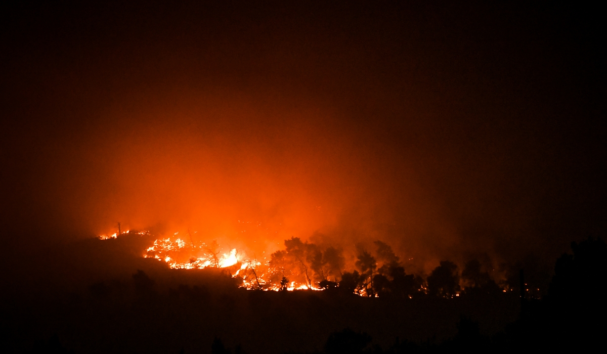 Πυρκαγιά στα Βίλια: Μαίνονται 4 μεγάλα μέτωπα - Μάχη να μην περάσει σε Μέγαρα, Αλεποχώρι