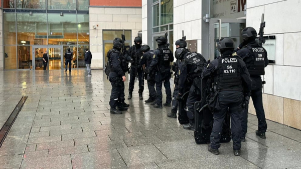 Συναγερμός στην Γερμανία: Άνδρας σκότωσε μια γυναίκα και κρατά ομήρους στη Δρέσδη