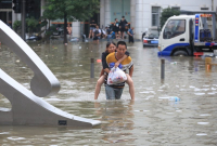 Οι πλημμύρες της χιλιετίας «έπνιξαν» την Κίνα: Χάος, νεκροί και αγνοούμενοι