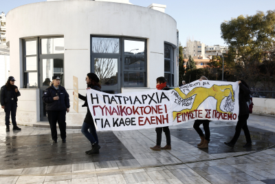 Διαμαρτυρία έξω από το Κακουργιοδικείο Αθηνών, όπου συνεχίζεται η δίκη της υπόθεσης βιασμού και δολοφονίας της φοιτήτριας Ελένης Τοπαλούδη τον Νοέμβριο του 2018 στη Ρόδο, τη Τρίτη 28 Ιανουαρίου 2020