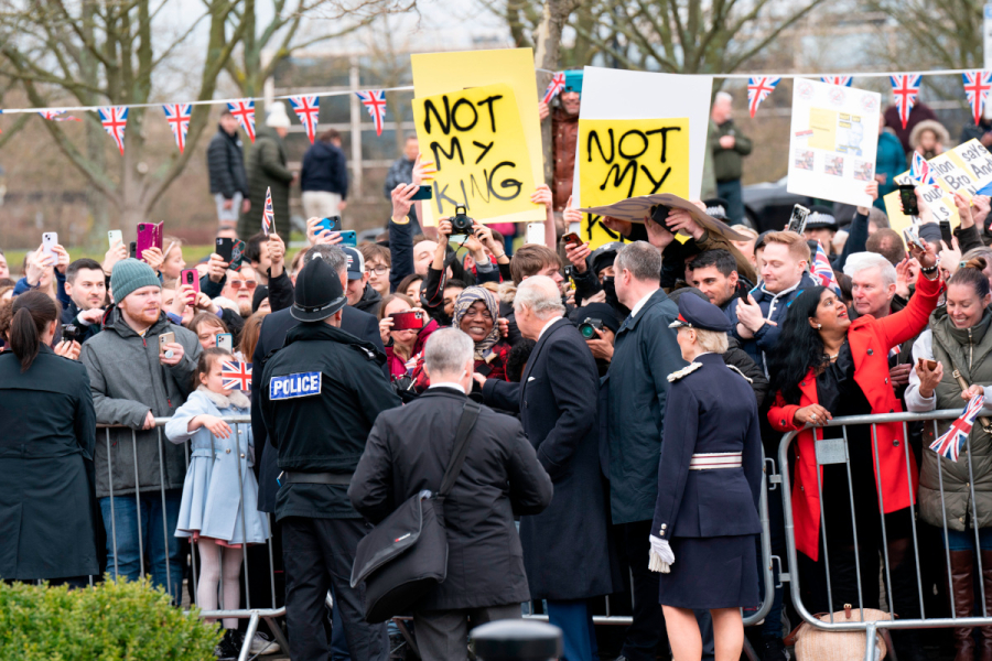 «Δεν είναι ο βασιλιάς μου»: Διαδηλωτές αποδοκίμασαν τον Κάρολο (Βίντεο)