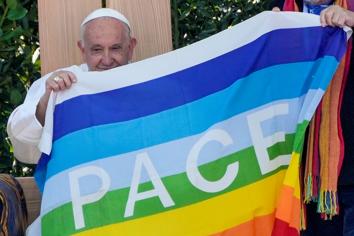 Παλαιστίνιος και Ισραηλινός αγκαλιά μπροστά στον Πάπα – Η συμβολική κίνηση στην Αρένα της Βερόνας