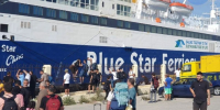 Ρόδος: Αναχώρησε με καθυστέρηση ωρών το «Βlue Star Χίος» για Πειραιά - Το είχαν μπλοκάρει μετανάστες