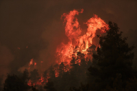 Πώς φαίνεται η μεγάλη φωτιά στην Εύβοια από τη Σκιάθο - Βίντεο