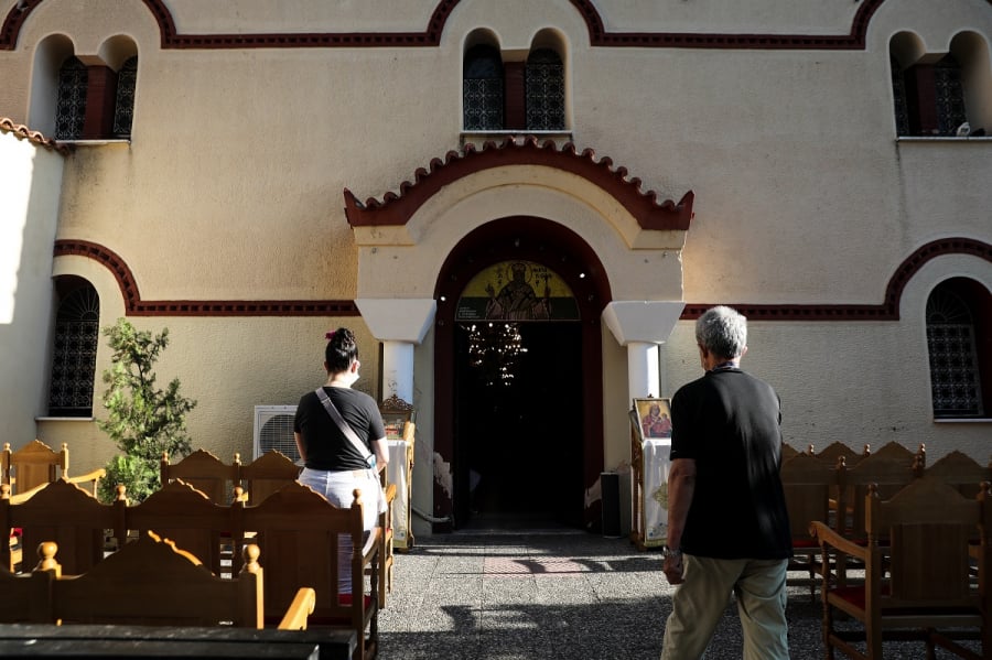 Κρήτη: Παπάς κάνει την εκκλησία της ενορίας του εμβολιαστικό κέντρο