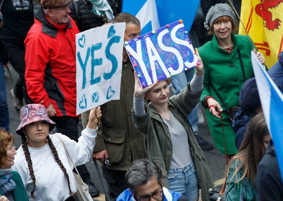 Χιλιάδες Σκωτσέζοι διαδηλώνουν υπέρ της ανεξαρτησίας τους
