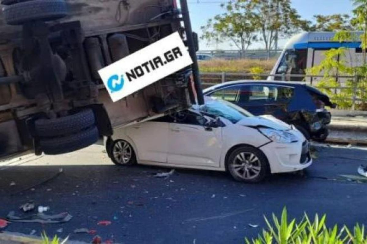 Τροχαίο στο Νέο Φάληρο: Φορτηγό ανετράπη και έπεσε πάνω σε σταθμευμένα οχήματα