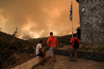 Κατάσταση πολιόρκιας στην Εύβοια - Μια ανάσα από τα χωριά οι φλόγες - Συνεχείς εκκλήσεις για βοήθεια