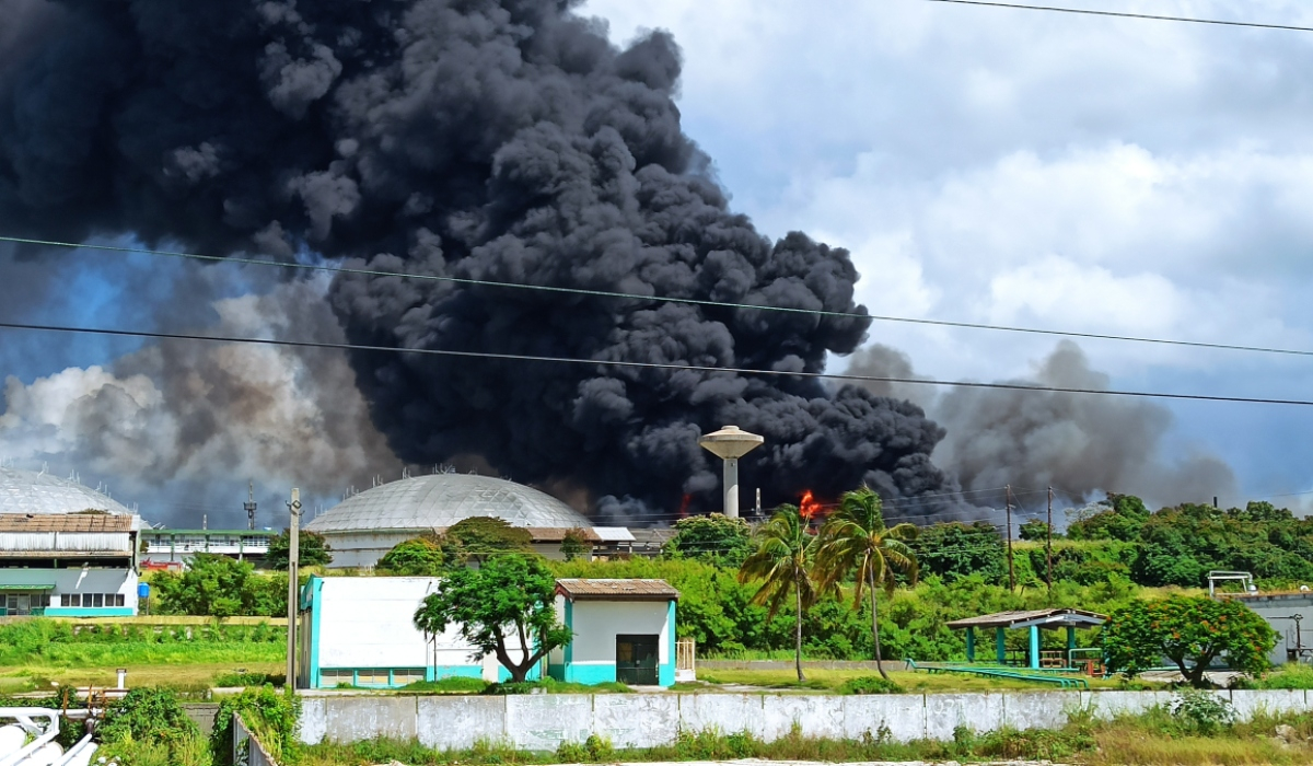 Κούβα: Εκτός ελέγχου η φωτιά σε πετρελαϊκές εγκαταστάσεις - Καταστράφηκε και τρίτη δεξαμενή