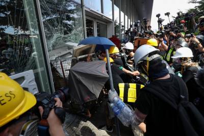 Χονγκ Κονγκ: Αστυνομικοί επιτέθηκαν σε διαδηλωτές για να τους εμποδίσουν να εγείρουν οδοφράγματα