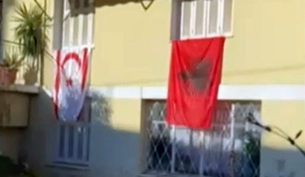 Παπάγου: Σημαίες της Αλβανίας και του ψευδοκράτους κρέμασαν άγνωστοι σε σπίτι