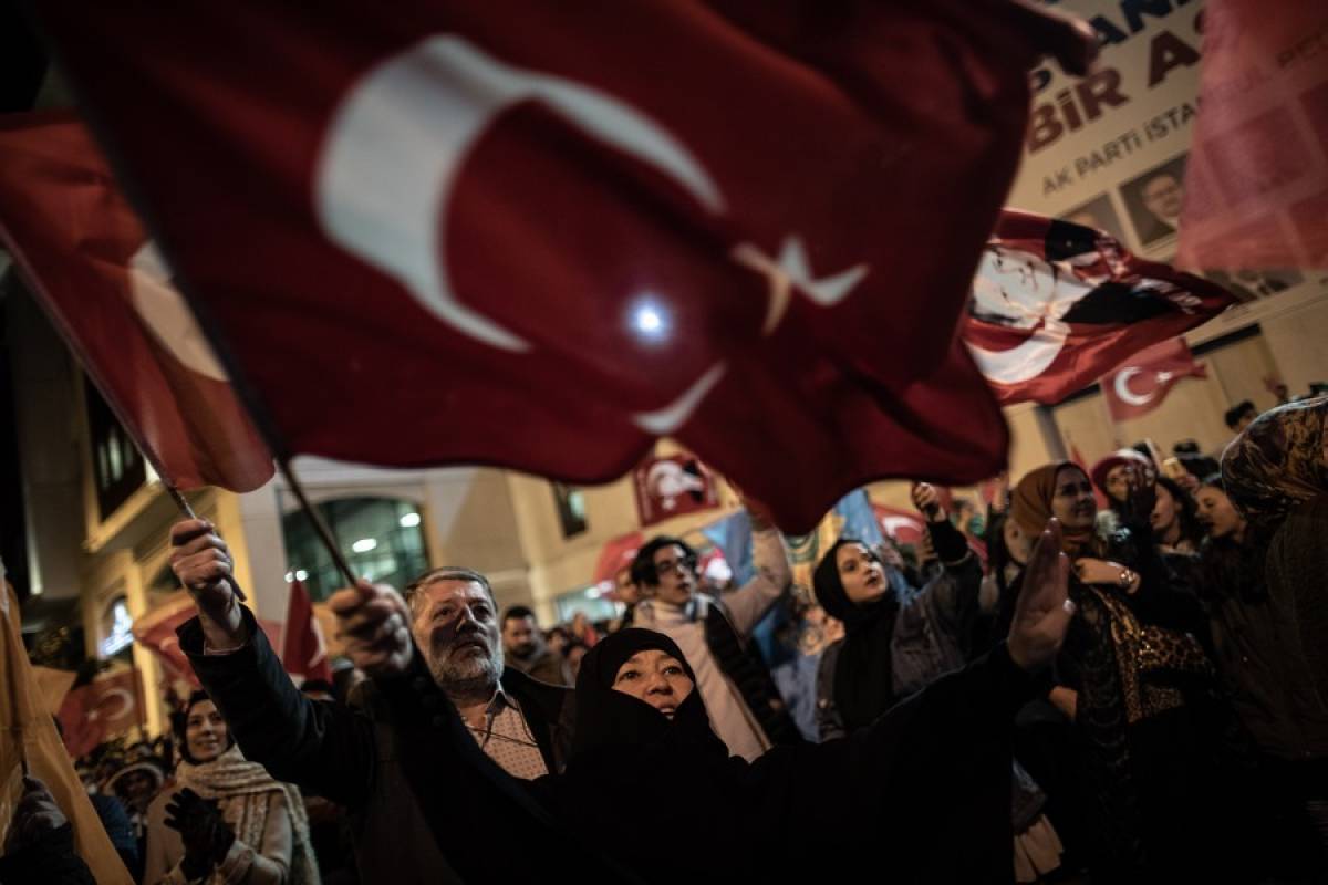Ξηλώνεται το πουλόβερ του Ερντογάν - Σε τροχιά βαθιάς κρίσης η Τουρκία