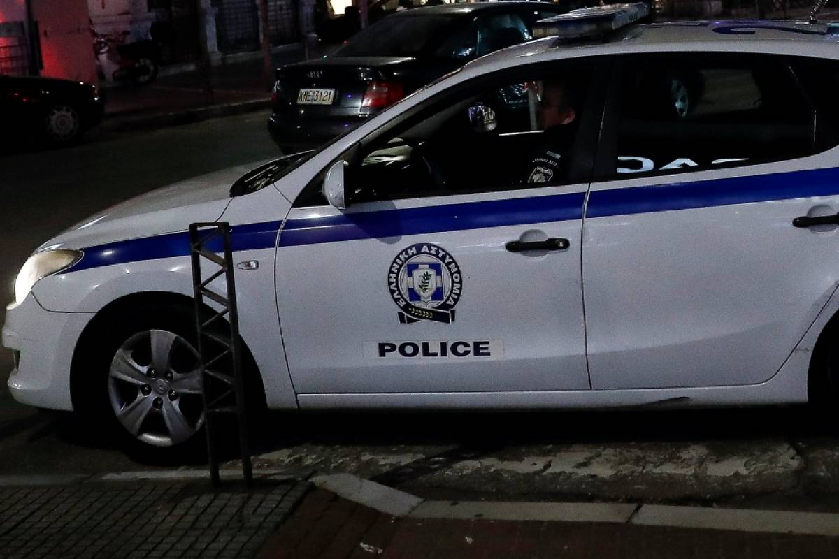 Θεσσαλονίκη: Χτύπησαν φύλακα σε δημαρχείο και έγραψαν συνθήματα