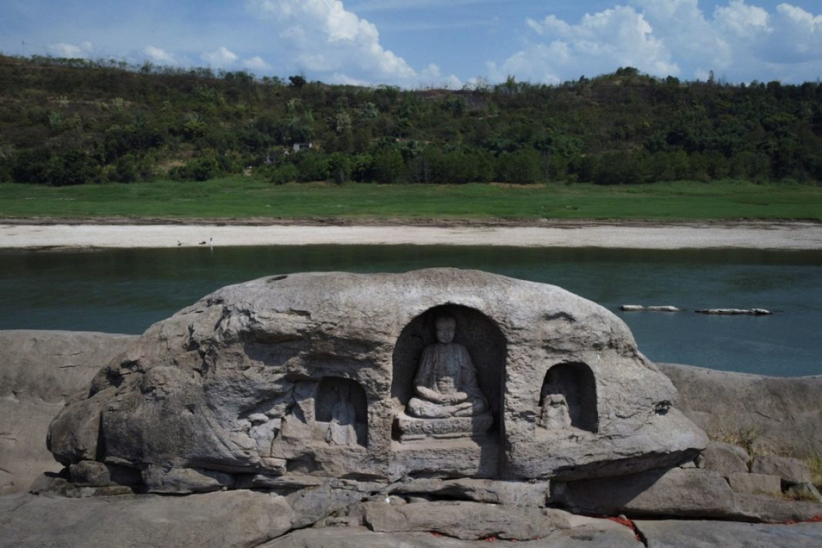 Κίνα: Ένα νησάκι και τρία βουδιστικά αγάλματα εμφανίστηκαν στον ποταμό Γιανγκτσέ, καθώς πέφτει η στάθμη του νερού