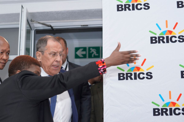Bloomberg: Οι χώρες των BRICS θέλουν να προστατευθούν από τις δυτικές κυρώσεις με ένα ενιαίο νόμισμα