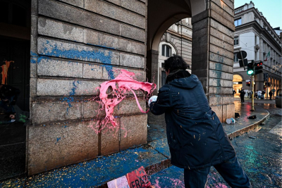 Ιταλία: Ακτιβιστές πέταξαν μπογιές στη Σκάλα του Μιλάνου για την κλιματική αλλαγή
