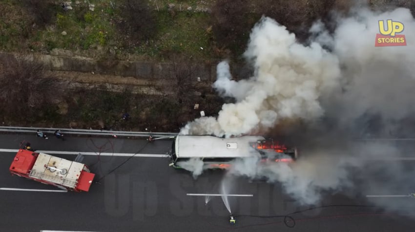 Βίντεο με το λεωφορείο που πήρε φωτιά στην Αθηνών-Λαμίας