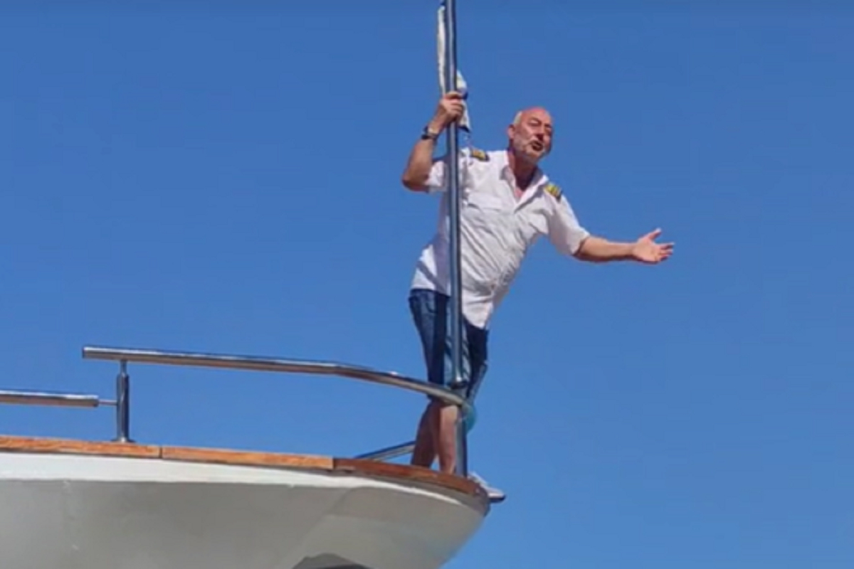 Λευκάδα: Μερακλής καπετάνιος υποδέχτηκε τους επιβάτες με Καρρά – Κρεμάστηκε στην πλώρη (Βίντεο)